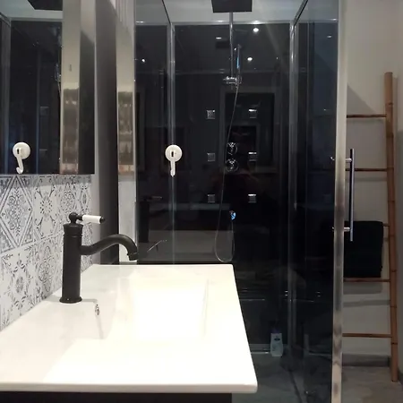 לינה וארוחת בוקר La Norelie 3*